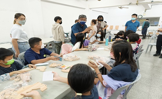 南投林管處與屏科大合作「森入學習」 國小學童體驗國產材 - https://www.watchmedia01.com