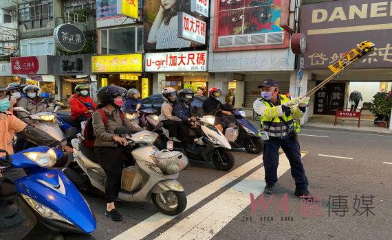 影／交警「嗶嗶哥」江敦霖　獲交通金安獎　還曾救了1名駕駛 - https://www.watchmedia01.com