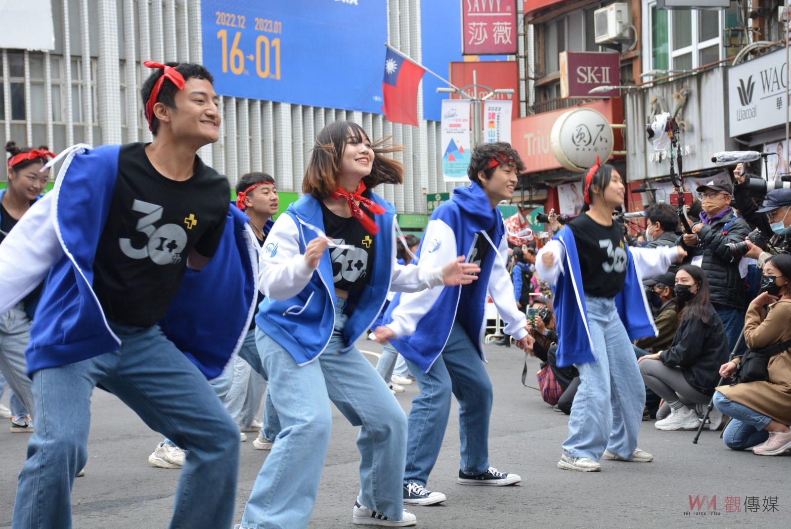 管樂踩街遇寒流濕雨　澆不熄絢爛繽紛的熱情演出 - https://www.watchmedia01.com