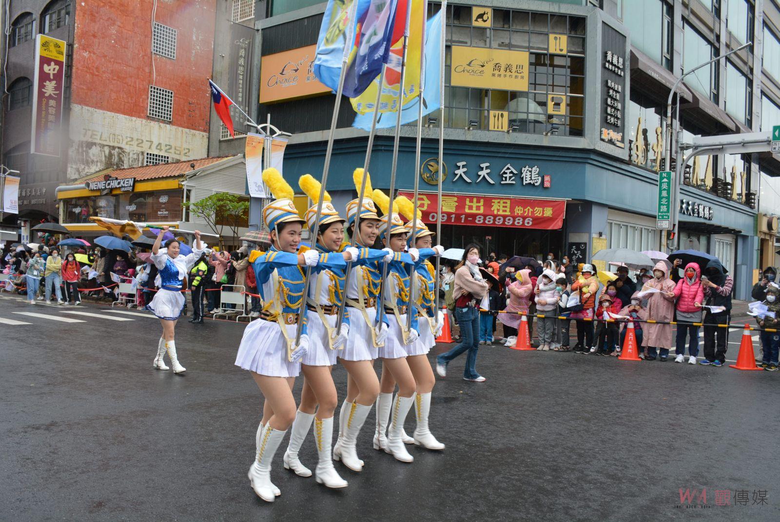 管樂踩街遇寒流濕雨　澆不熄絢爛繽紛的熱情演出 - https://www.watchmedia01.com