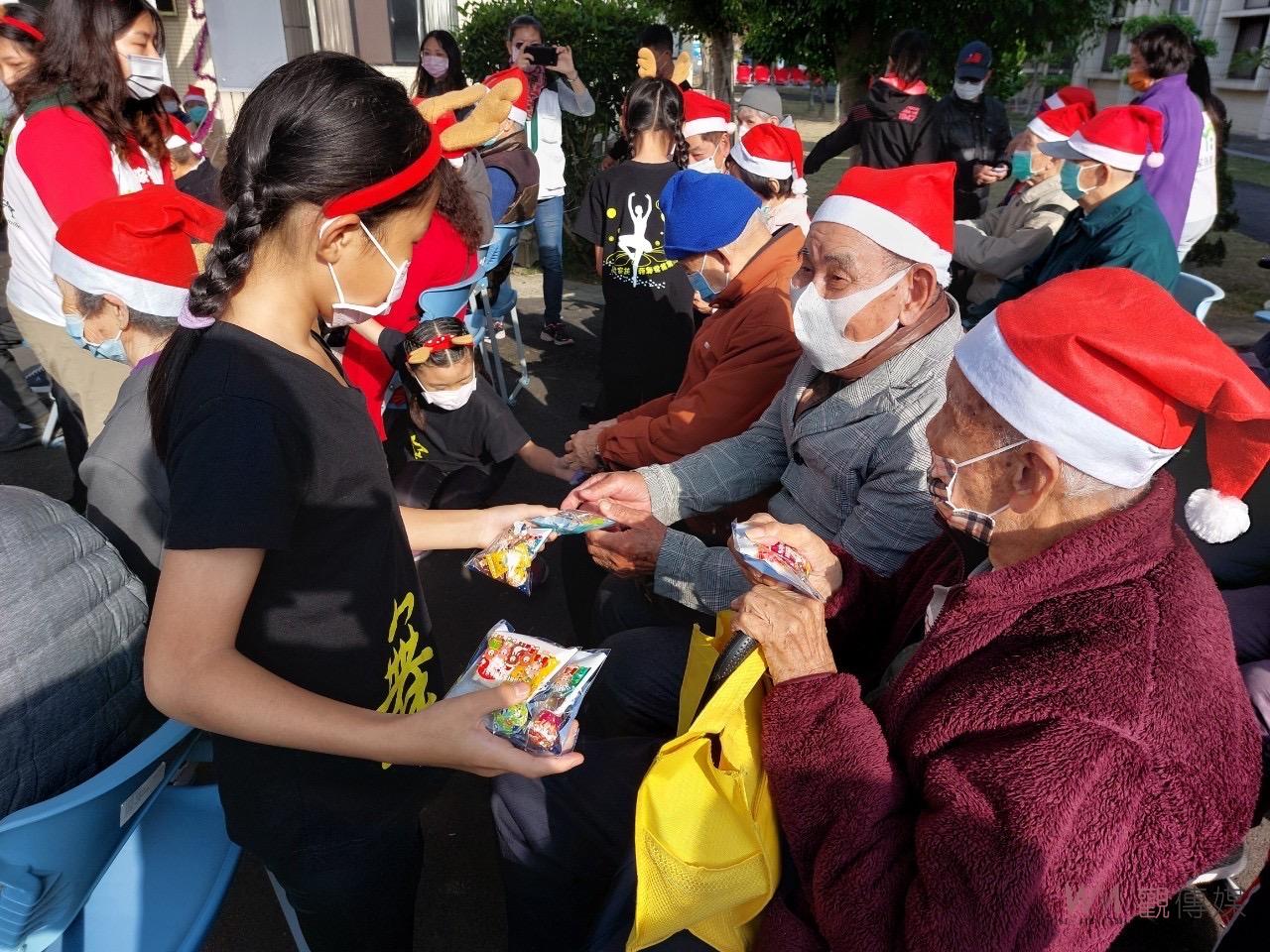 影／有您真好！助家扶兒圓夢　中彰榮家爺奶扮聖誕老公公 - https://www.watchmedia01.com