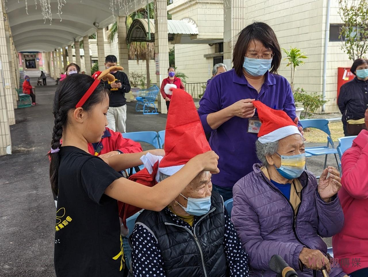 影／有您真好！助家扶兒圓夢　中彰榮家爺奶扮聖誕老公公 - https://www.watchmedia01.com