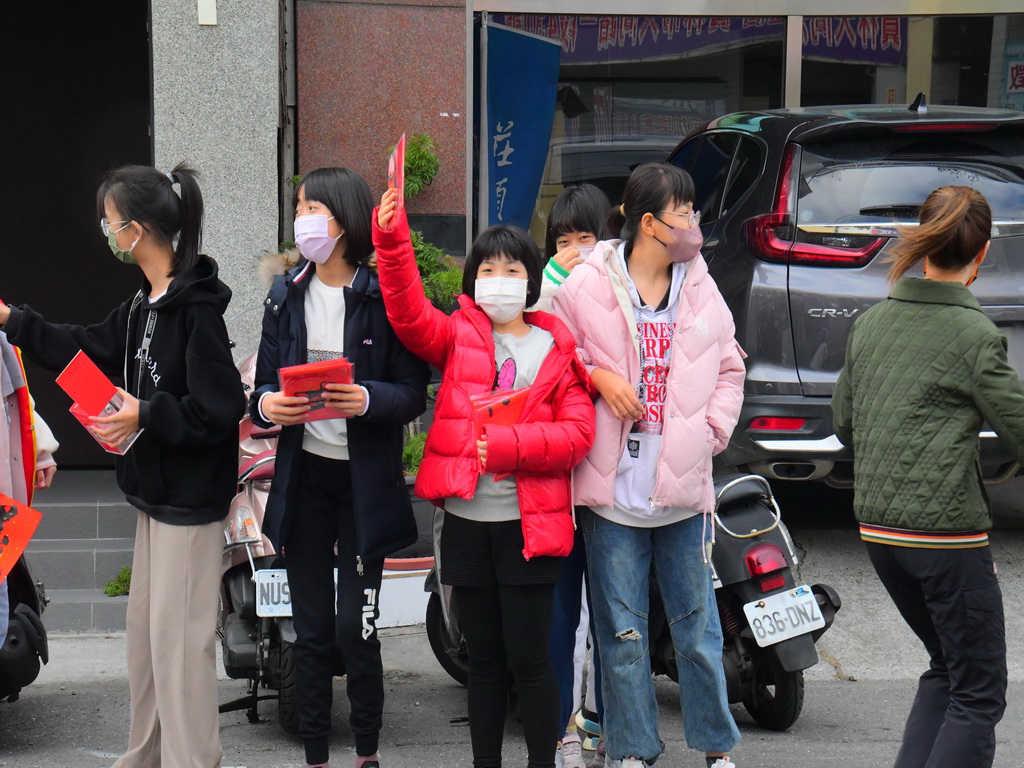 僑信國小黃榮森校長帶著徒弟寫聯做公益 勸募獨居長輩年菜學生家長相挺 - https://www.watchmedia01.com