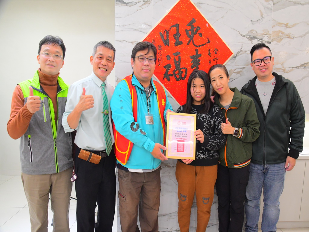 僑信國小黃榮森校長帶著徒弟寫聯做公益 勸募獨居長輩年菜學生家長相挺 - https://www.watchmedia01.com