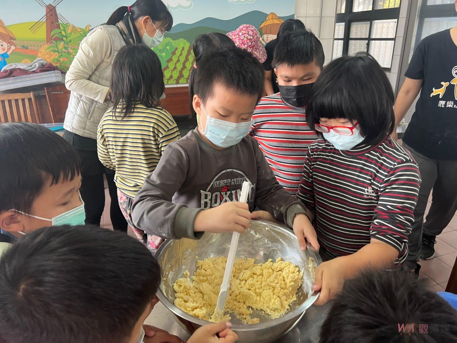 影／鹿樂志工教小朋友做餅乾　提早感受聖誕節氣氛 - https://www.watchmedia01.com