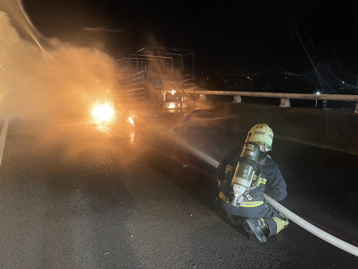 國五暗夜火燒車 幸無傷亡起火原因待查 - https://www.watchmedia01.com
