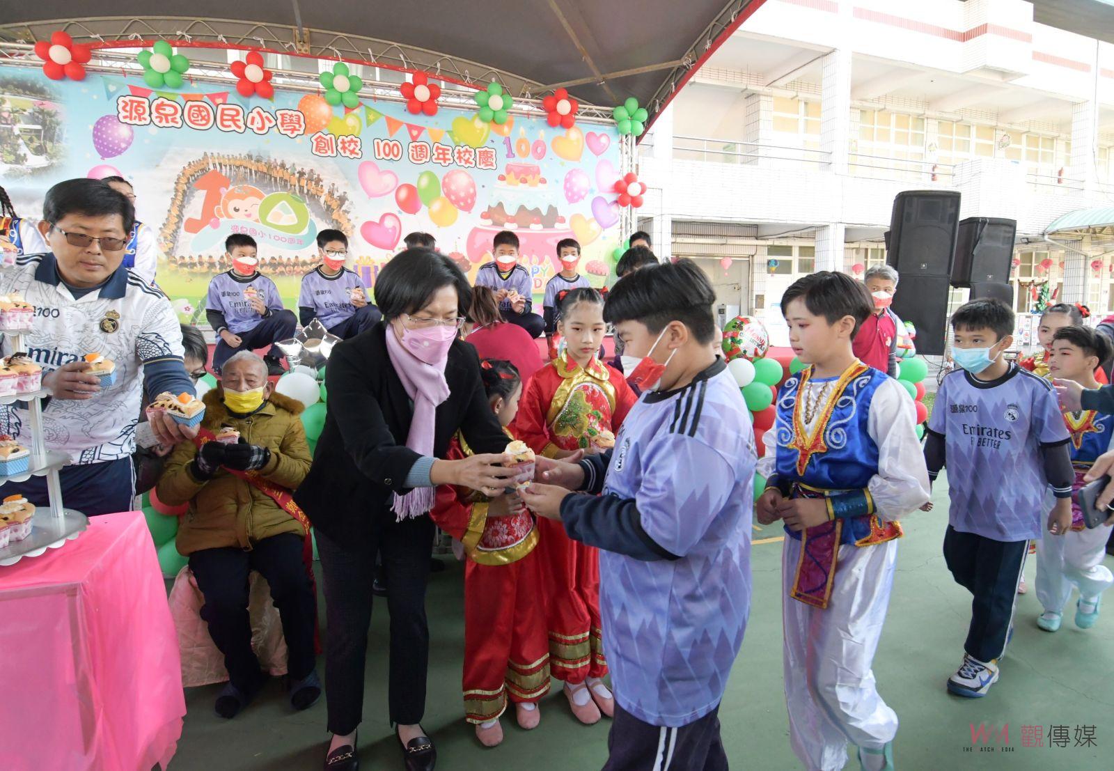 影／二水源泉國小走過一世紀　105歲校友同賀100歲生日快樂 - https://www.watchmedia01.com