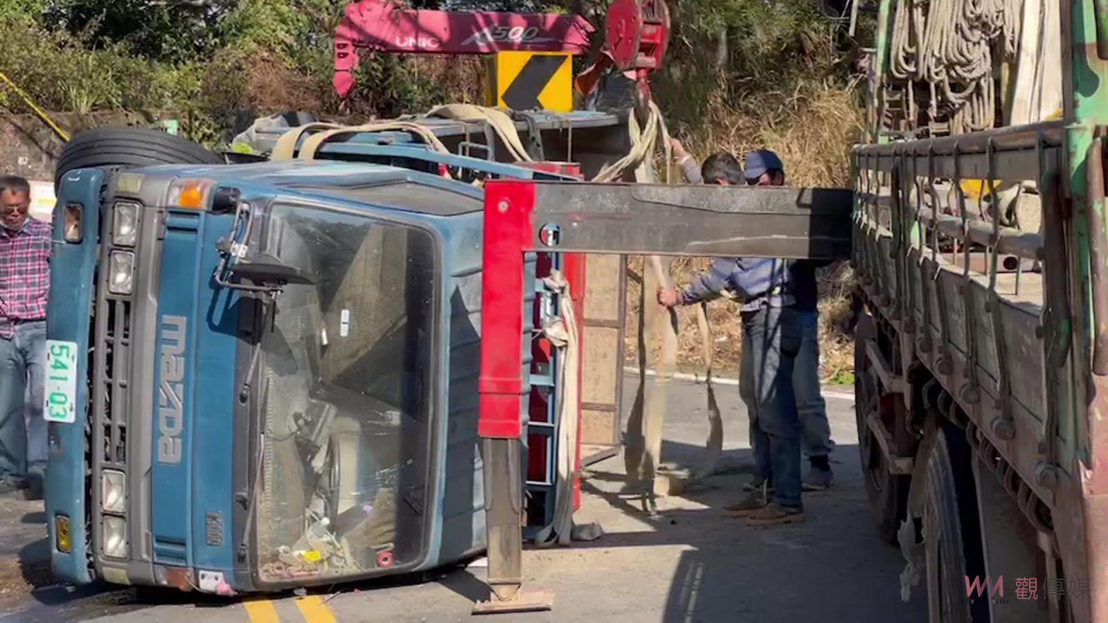 影／貨車轉彎翻覆　遭重機車隊嚇不知所措　警方協助「扶正」 - https://www.watchmedia01.com