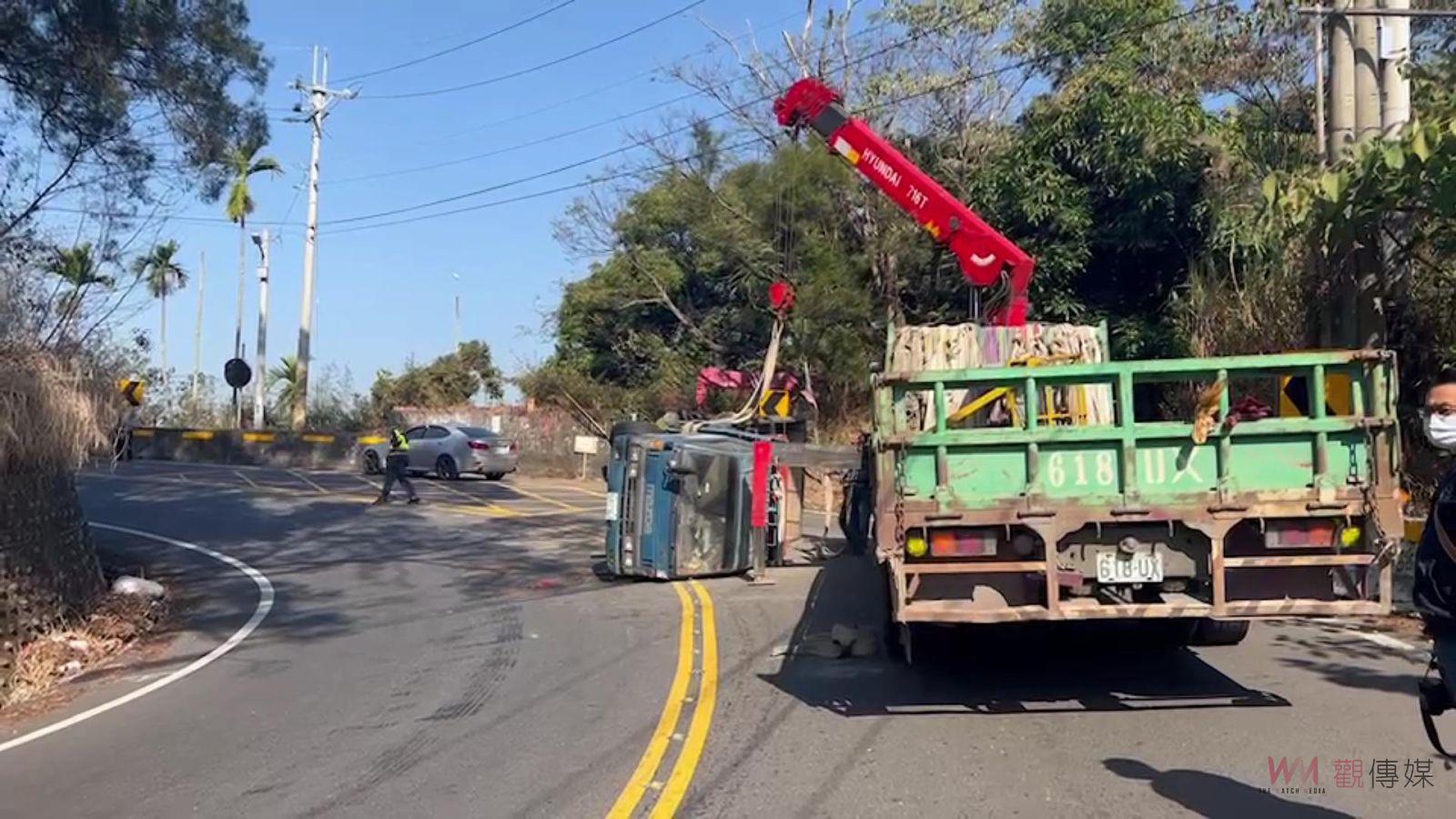 影／貨車轉彎翻覆　遭重機車隊嚇不知所措　警方協助「扶正」 - https://www.watchmedia01.com