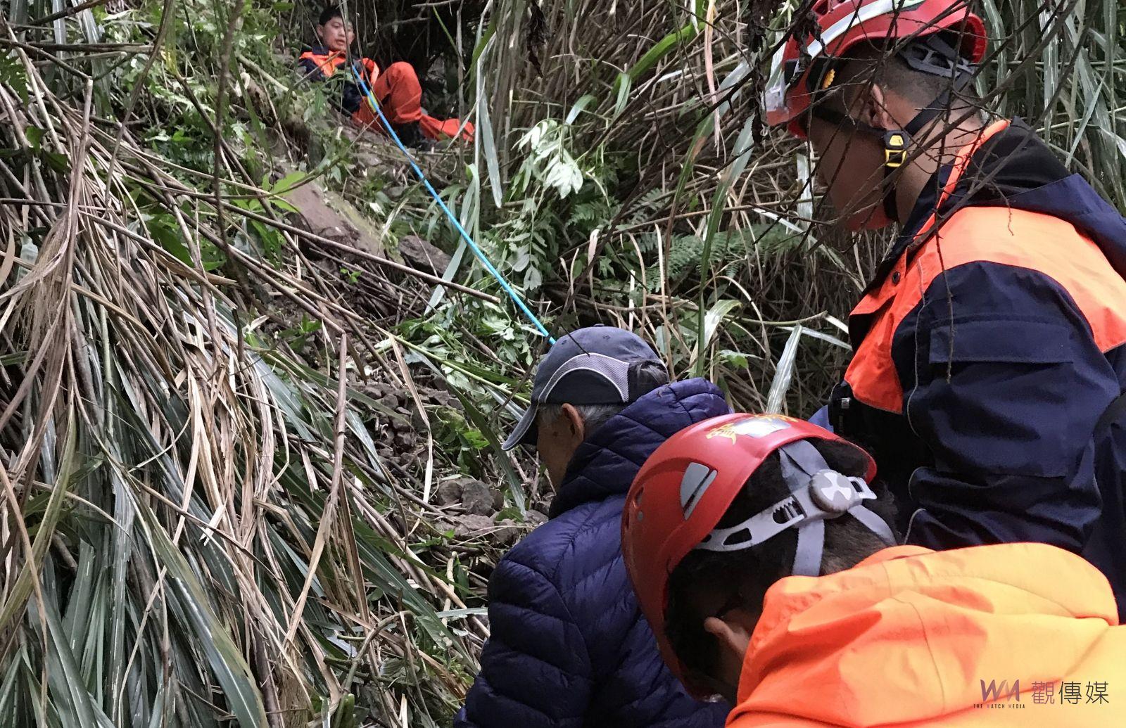 影／遊客滑落山谷向119求救　古坑消防急速救援成功 - https://www.watchmedia01.com