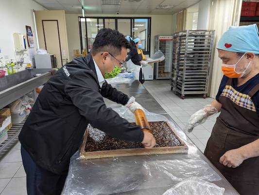 寒冬送暖　新科議員黃啟豪捐選舉補助款濟助三弱勢 - https://www.watchmedia01.com