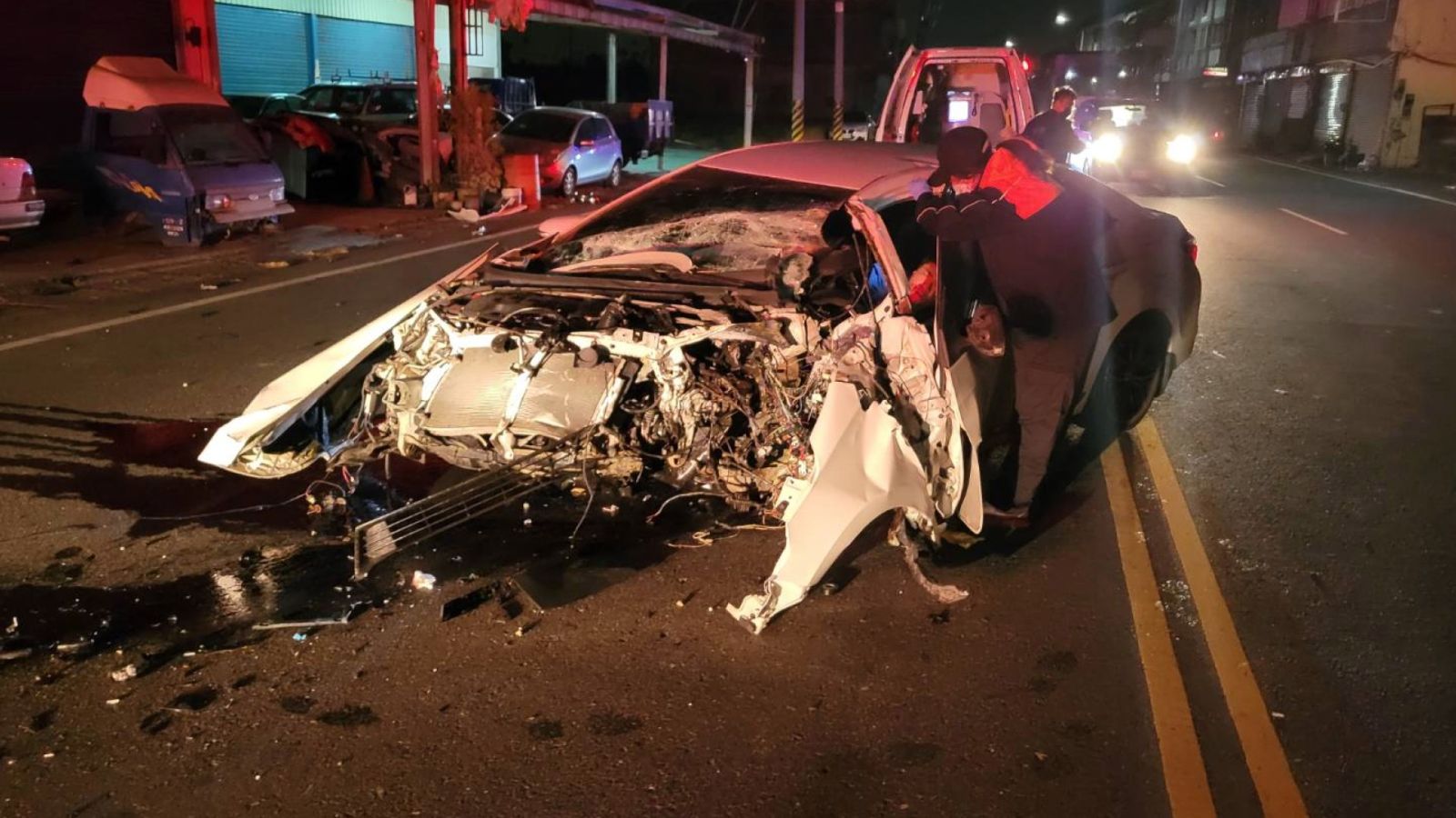 影／砰！豐田轎車自撞電線桿　車輛車頭全毀輪胎噴飛　駕駛傷重命危 - https://www.watchmedia01.com