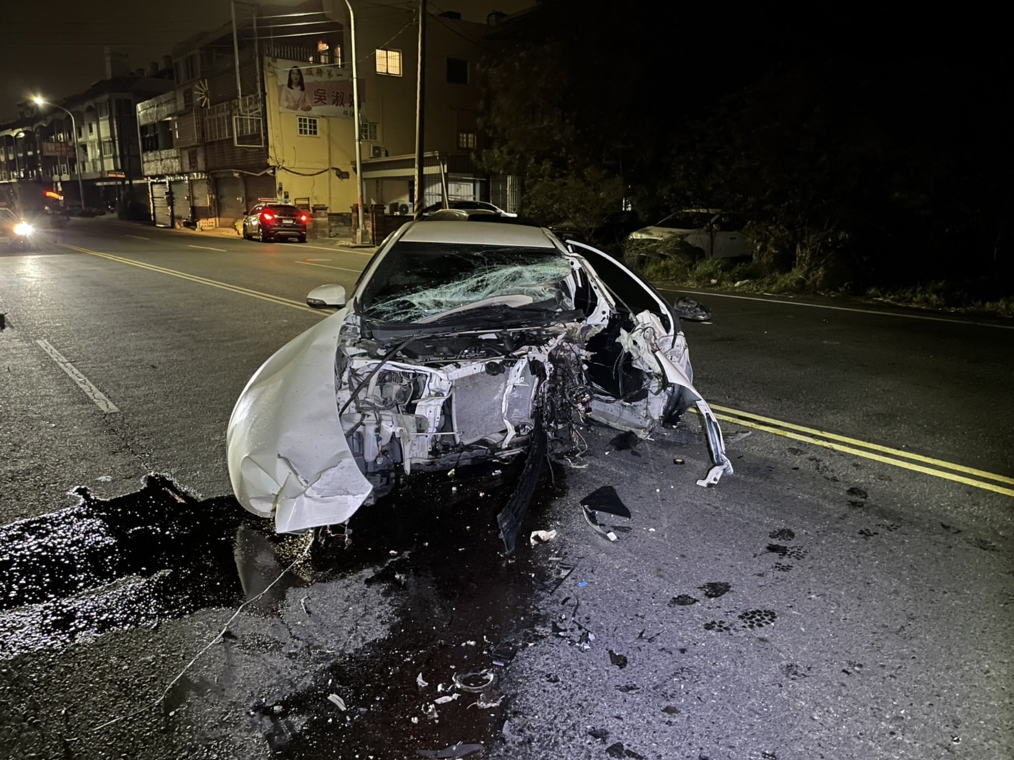 影／砰！豐田轎車自撞電線桿　車輛車頭全毀輪胎噴飛　駕駛傷重命危 - https://www.watchmedia01.com
