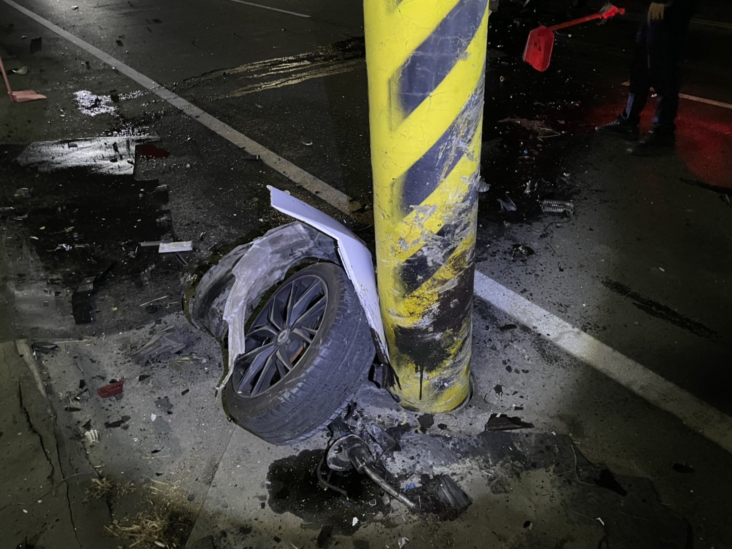 影／砰！豐田轎車自撞電線桿　車輛車頭全毀輪胎噴飛　駕駛傷重命危 - https://www.watchmedia01.com