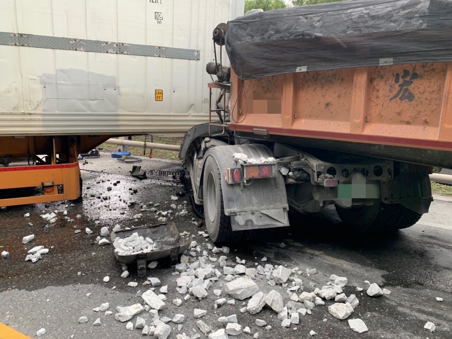 宜蘭曳引車對撞事故 半拖車與母車脫離駕駛受困車內 - https://www.watchmedia01.com