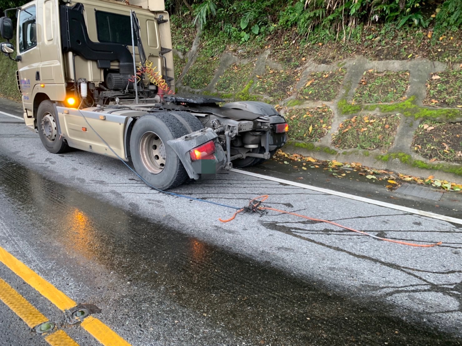 宜蘭曳引車對撞事故 半拖車與母車脫離駕駛受困車內 - https://www.watchmedia01.com