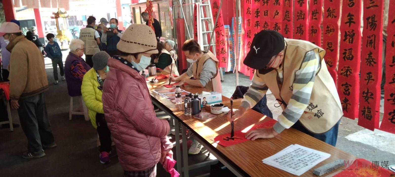 大師親筆春聯任民眾挑選　田中頂潭社區新春揮毫贈春聯 - https://www.watchmedia01.com
