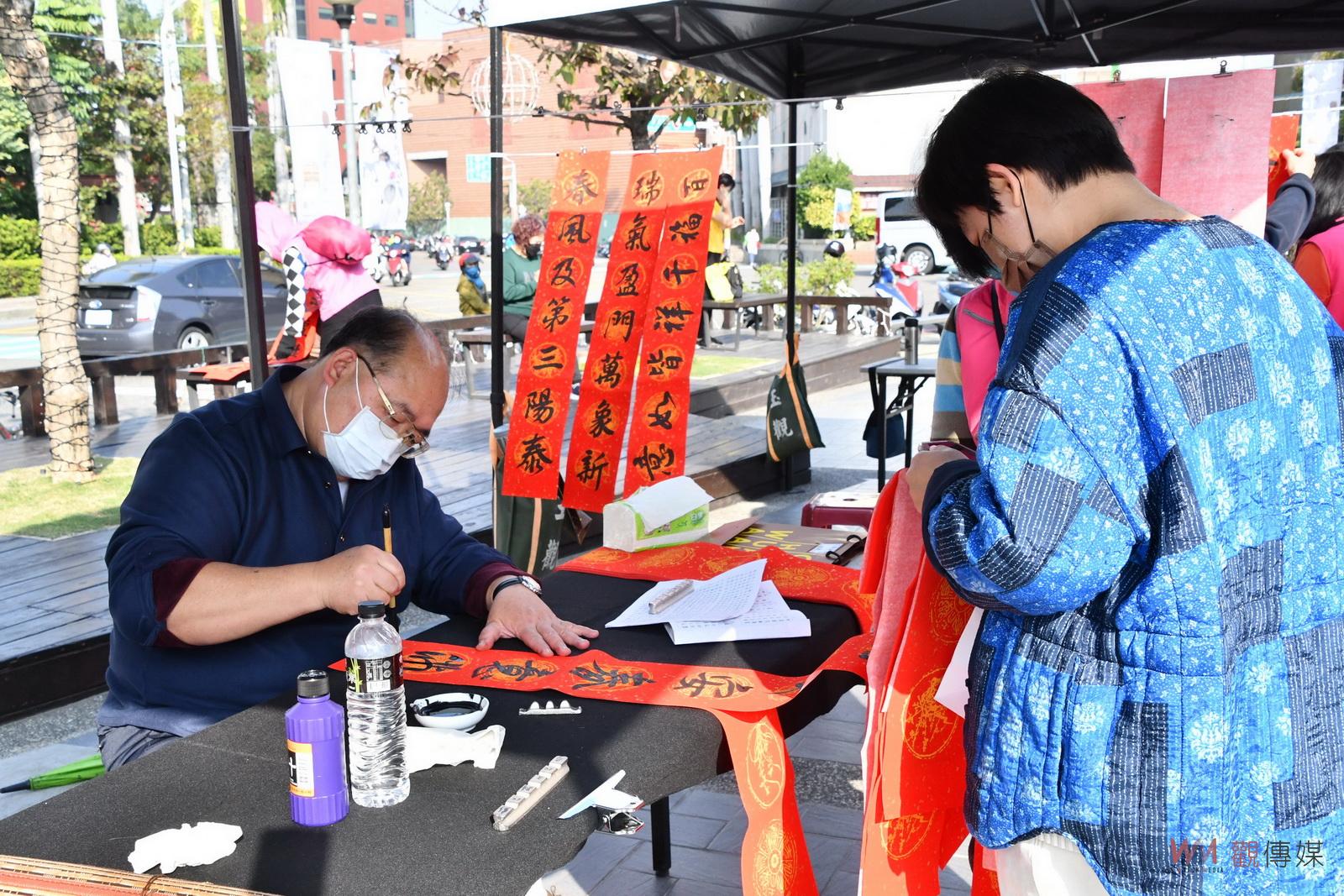 影／迎接即將來到的兔年　彰化縣文化局邀18位大師揮毫送春聯 - https://www.watchmedia01.com