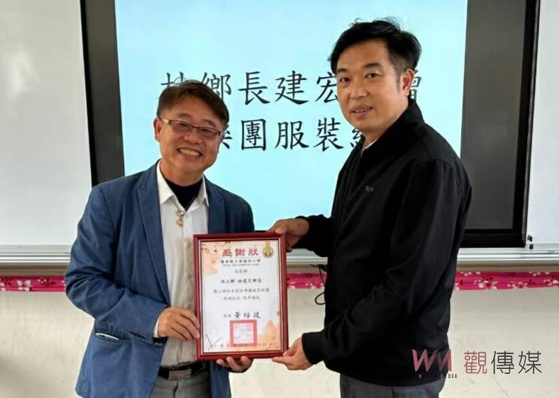 選票補助款暖贈大坡國小學童 台東縣池上鄉長林建宏寒冬傳愛 - https://www.watchmedia01.com