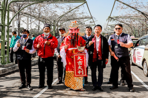 翁章梁縣長率團隊到高鐵站發紅包　歡迎鄉親回嘉 - https://www.watchmedia01.com