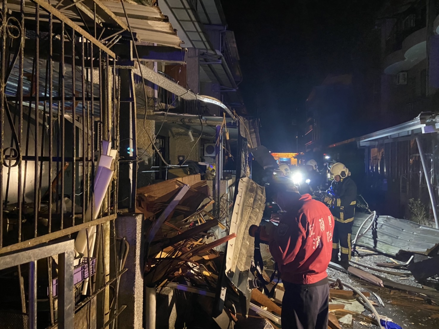 宜蘭市東港路民宅夜間氣爆 4人受傷送醫 - https://www.watchmedia01.com