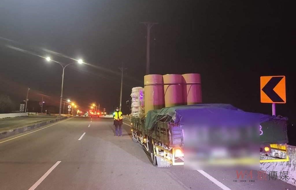 大貨車暗夜於台17線拋錨　巡邏警了解後協助加油解危 - https://www.watchmedia01.com