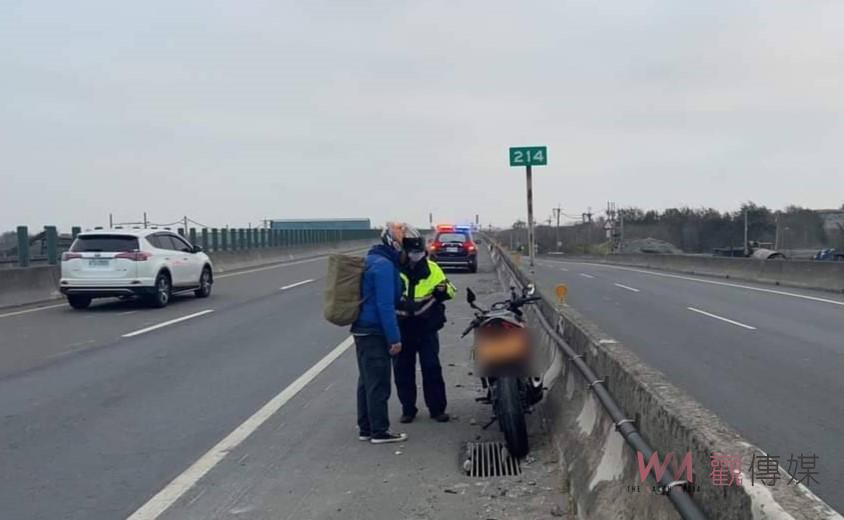 機車騎士返鄉台61線上拋錨　臺西警協助順利回家團圓 - https://www.watchmedia01.com