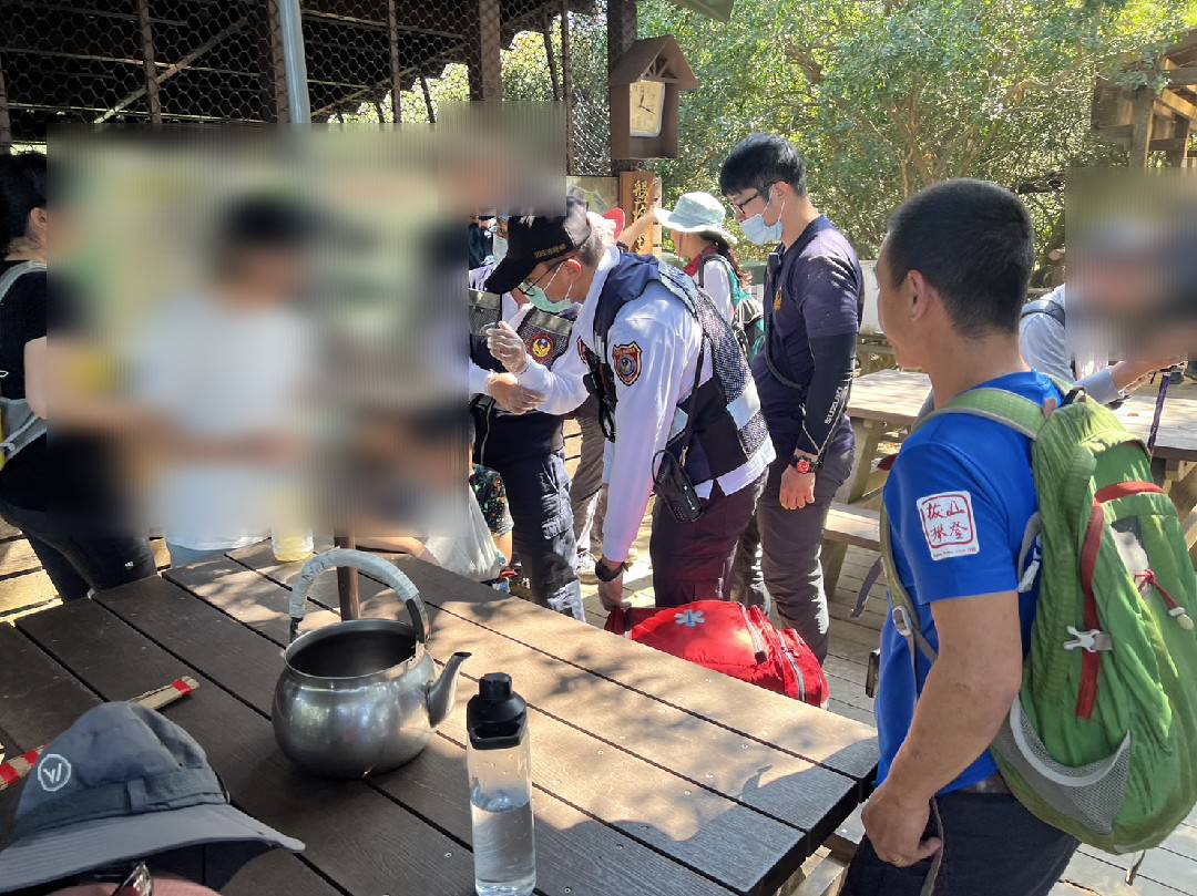8歲男童健行摔傷忍痛不哭　山友讚：弟弟好勇敢 - https://www.watchmedia01.com