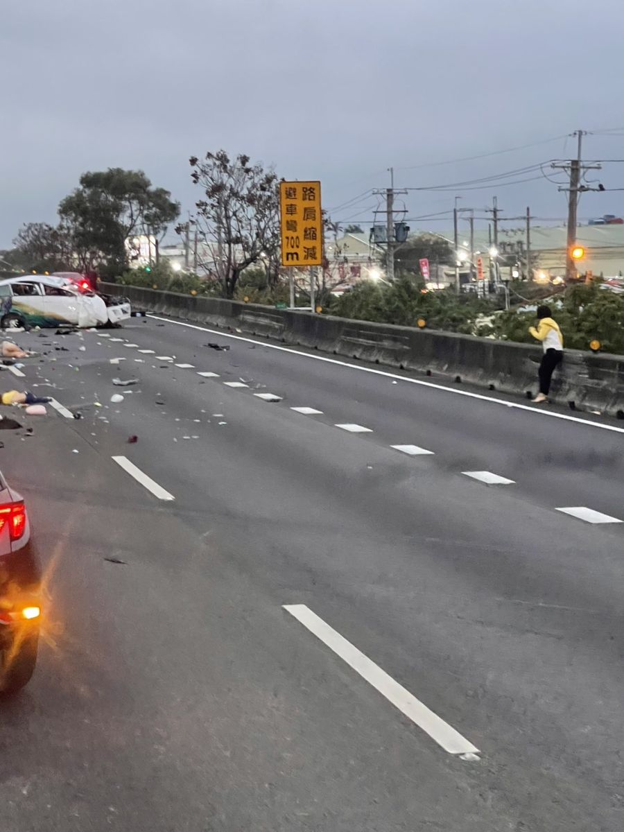 影／驚悚！國道1號南下彰化秀水路段重大車禍4傷 男童噴飛車外身亡 - https://www.watchmedia01.com