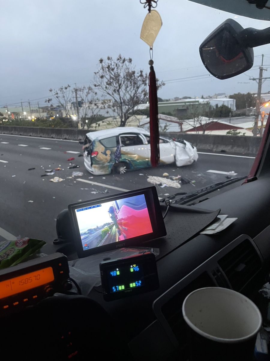影／驚悚！國道1號南下彰化秀水路段重大車禍4傷 男童噴飛車外身亡 - https://www.watchmedia01.com