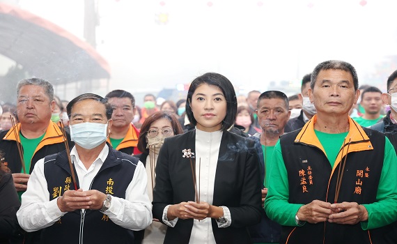 開山廟禮迎白沙屯媽、山邊媽遶境鹿谷祈安 許縣長點起馬炮扛轎 - https://www.watchmedia01.com