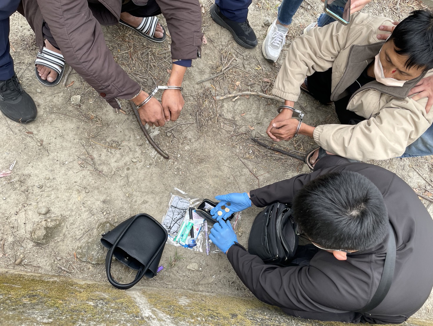 影／雙胞胎兄弟買了毒品當街搶奪機車女騎士　檢方請法官加重其刑 - https://www.watchmedia01.com