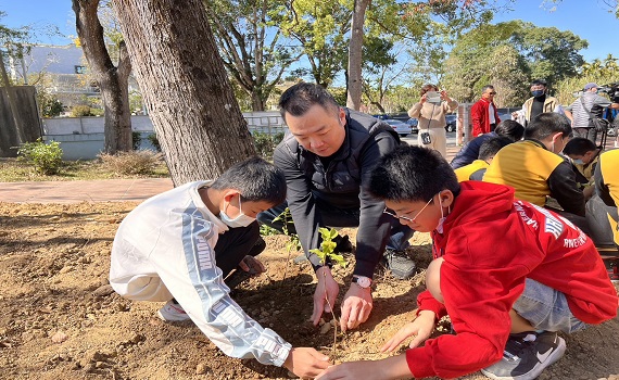 魚池鄉農會劉啟行理事長提供台茶18號紅茶樹苗 - https://www.watchmedia01.com