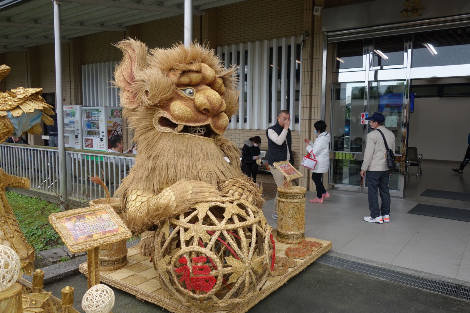 進監獄賞創意 宜監稻草裝置藝術維妙維肖真有趣 - https://www.watchmedia01.com