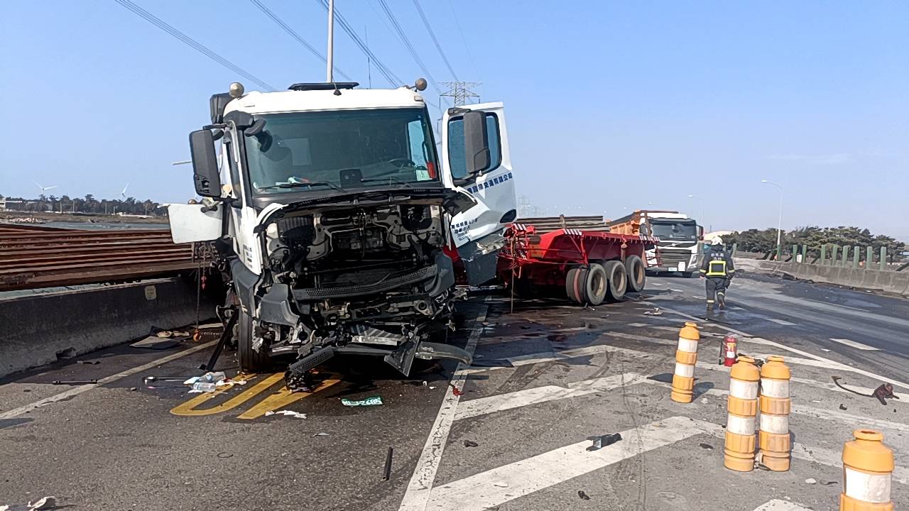 台61線西濱快聯結車車自撞　車身有如折甘蔗鋼材掉滿地駕駛受傷 - https://www.watchmedia01.com