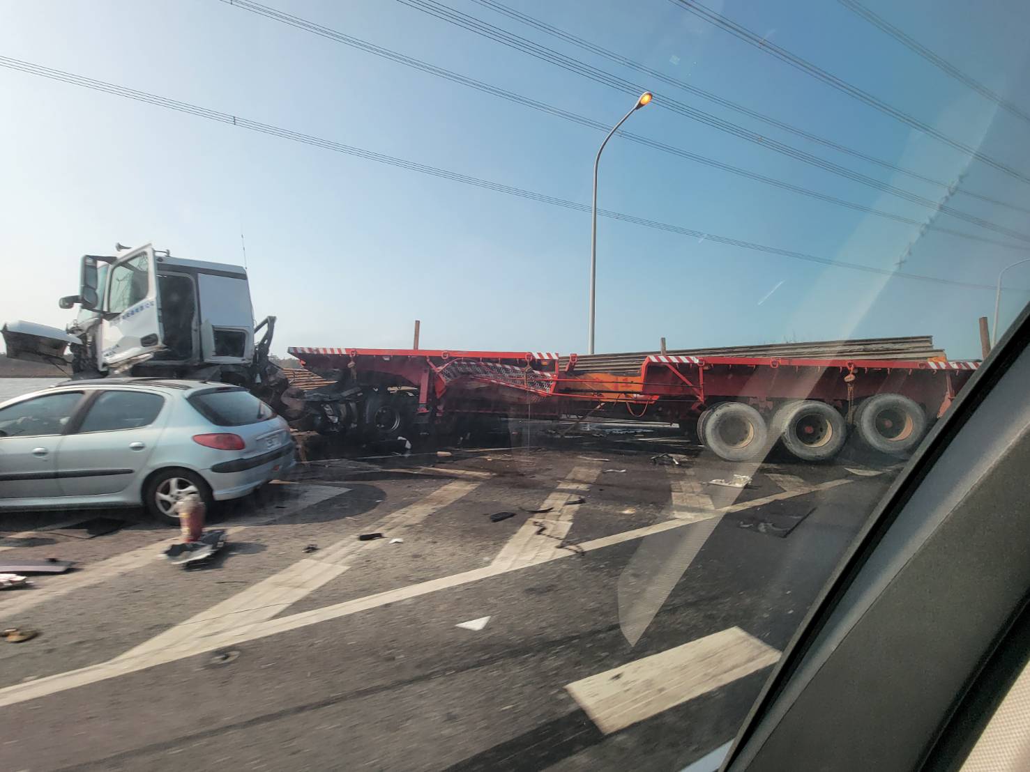 台61線西濱快聯結車車自撞　車身有如折甘蔗鋼材掉滿地駕駛受傷 - https://www.watchmedia01.com