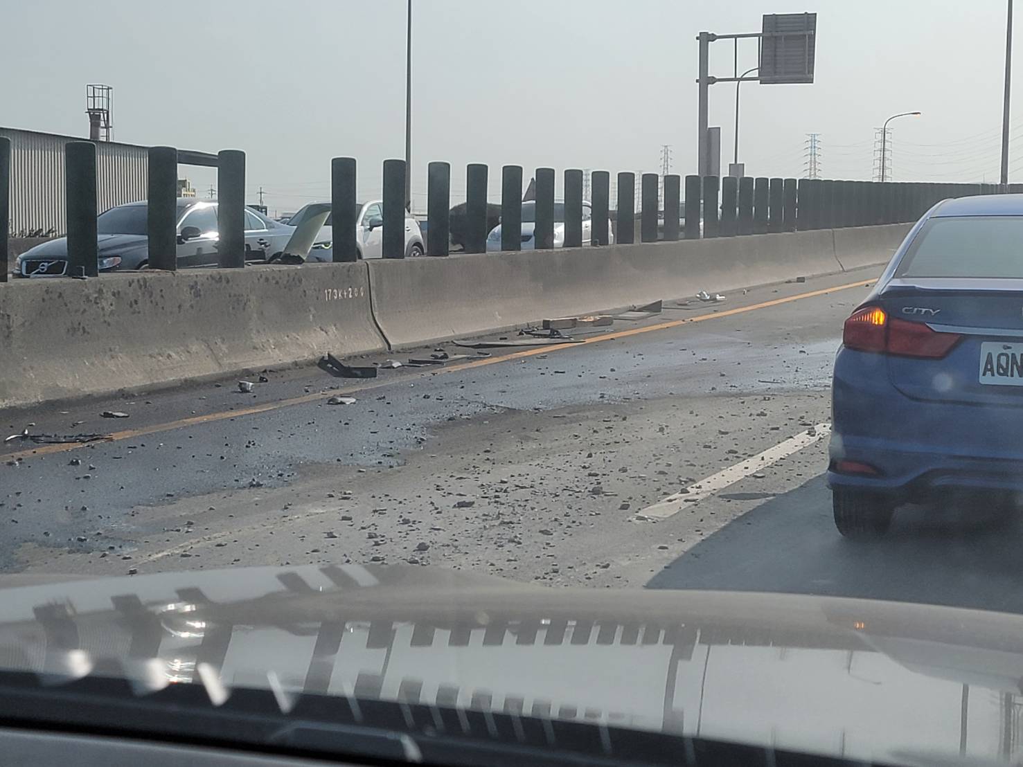 台61線西濱快聯結車車自撞　車身有如折甘蔗鋼材掉滿地駕駛受傷 - https://www.watchmedia01.com