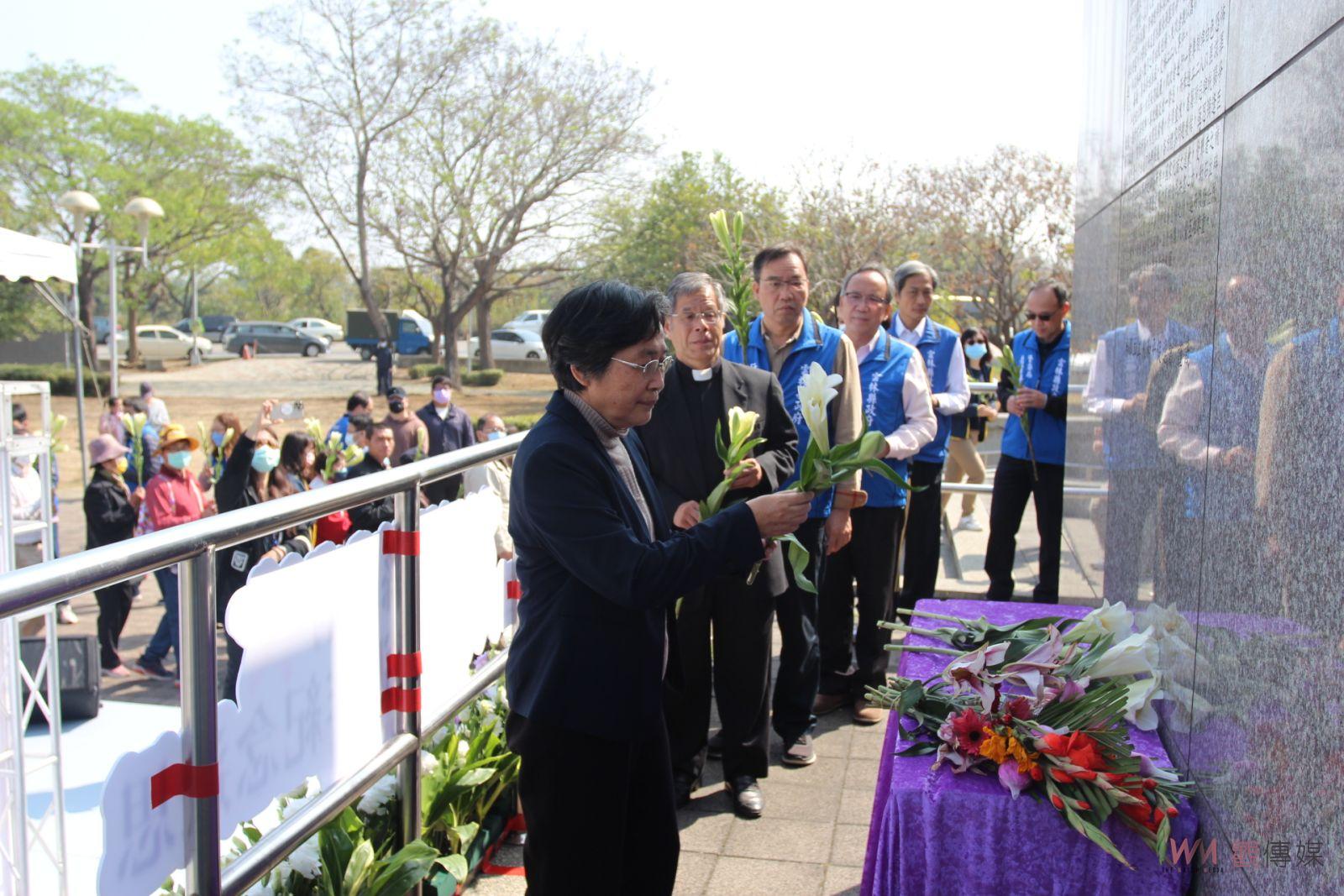 雲林二二八和平紀念園追思 敲響和平鐘聲施放氣球祈福 - https://www.watchmedia01.com