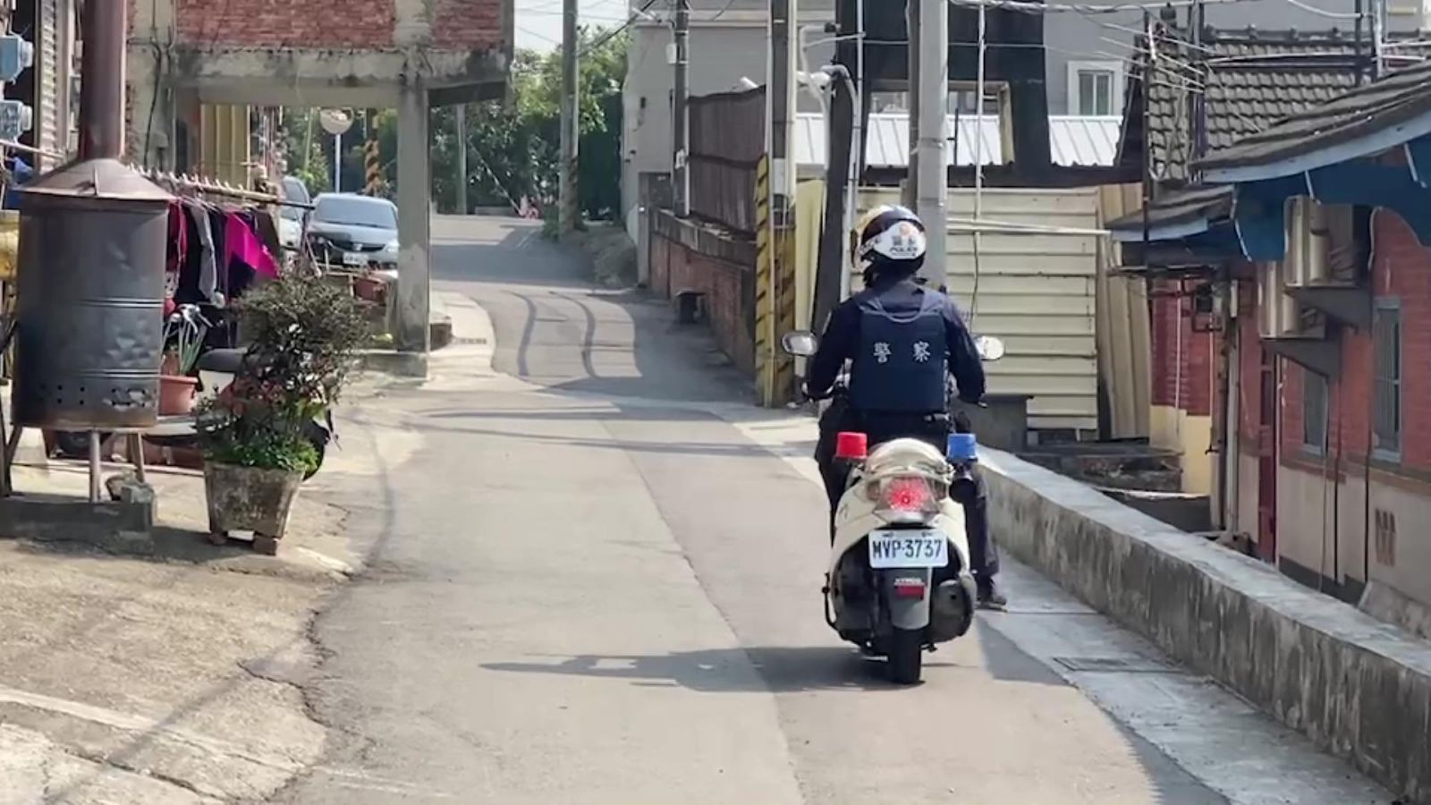 影／通緝犯遇警倒車衝撞警開槍子彈波及陳妻　狠心輾前方騎士逃逸 - https://www.watchmedia01.com