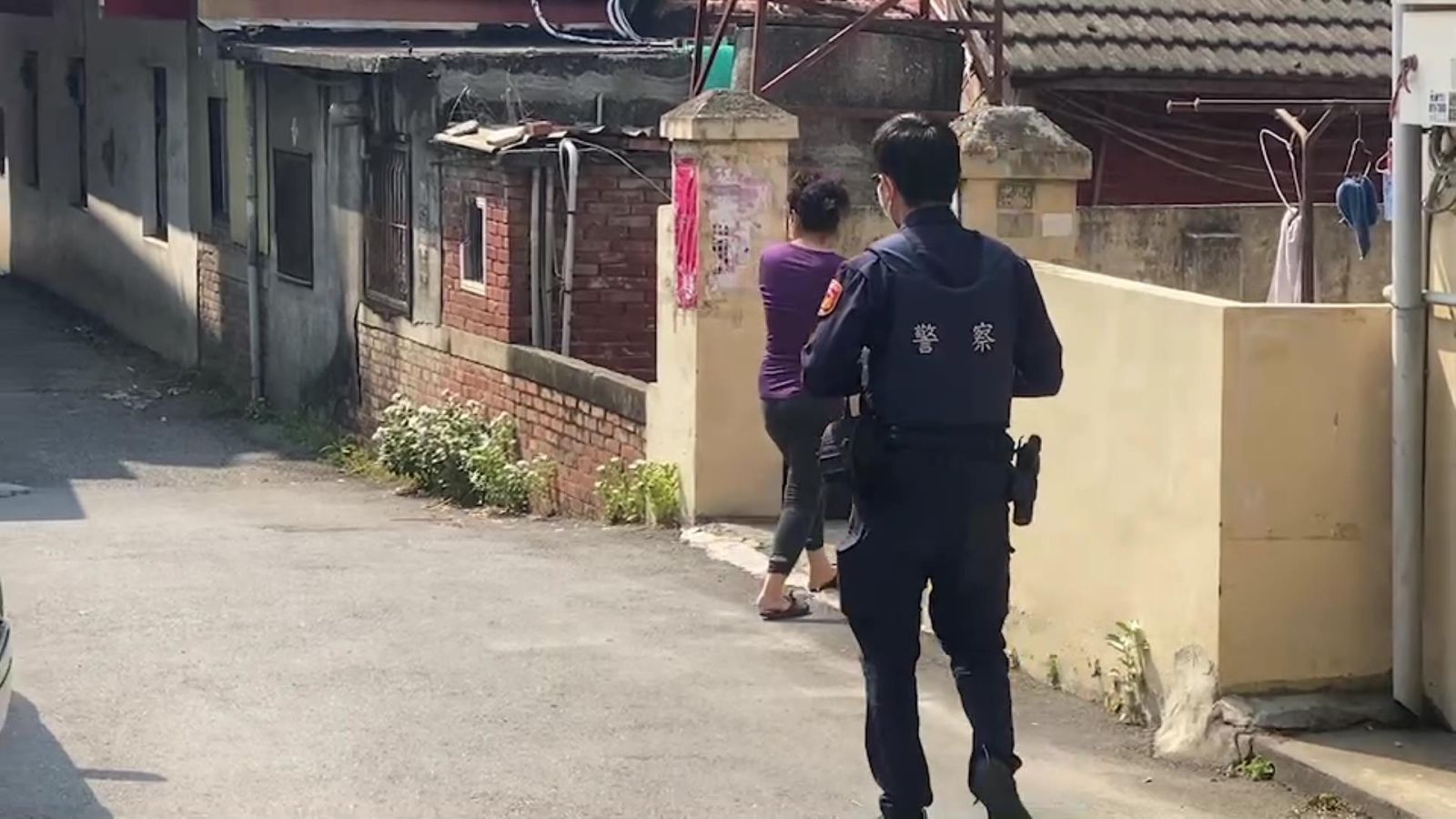 影／通緝犯遇警倒車衝撞警開槍子彈波及陳妻　狠心輾前方騎士逃逸 - https://www.watchmedia01.com
