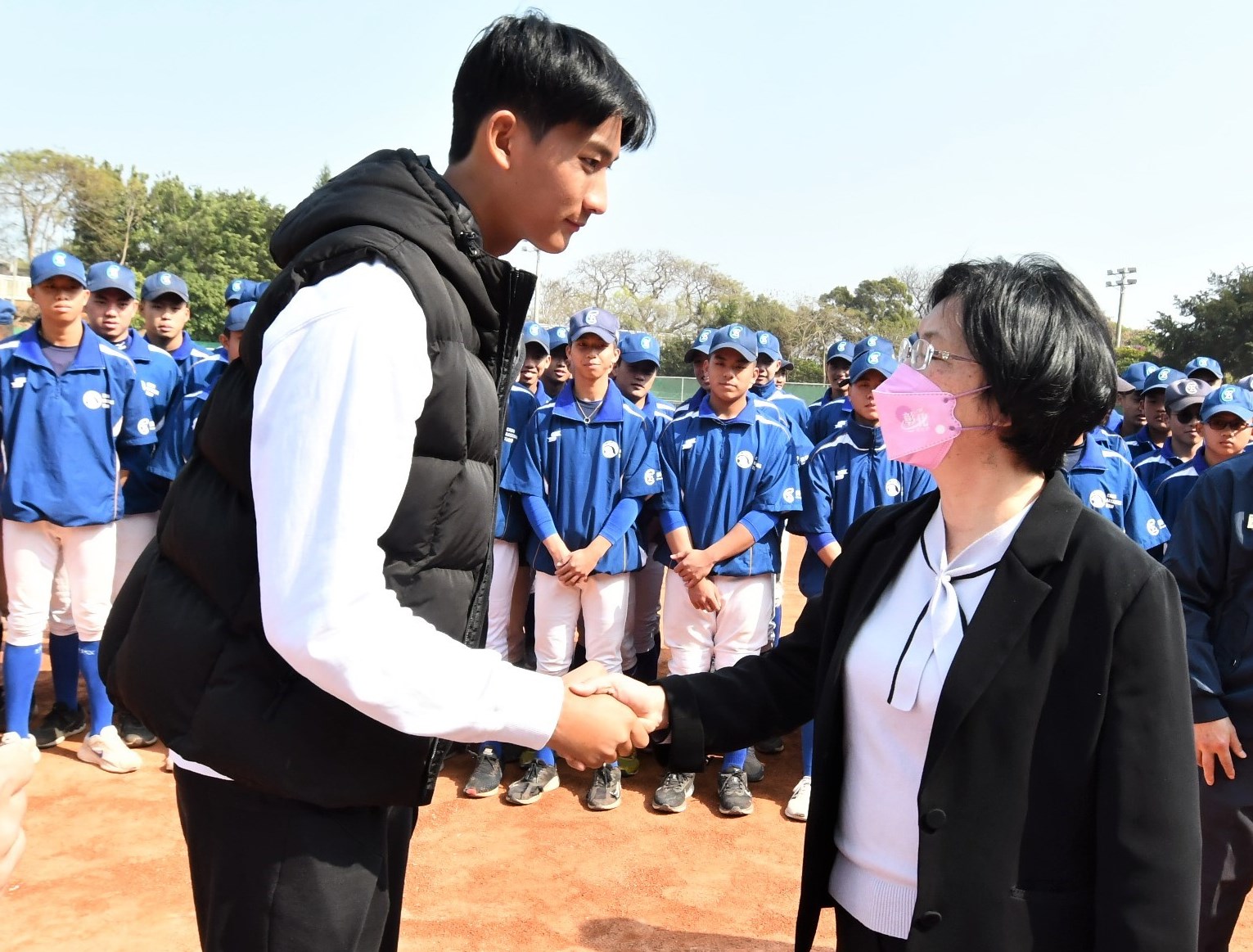 彰藝中畢業校友沙子宸回母校與學弟們交流球技分享棒球經驗 - https://www.watchmedia01.com