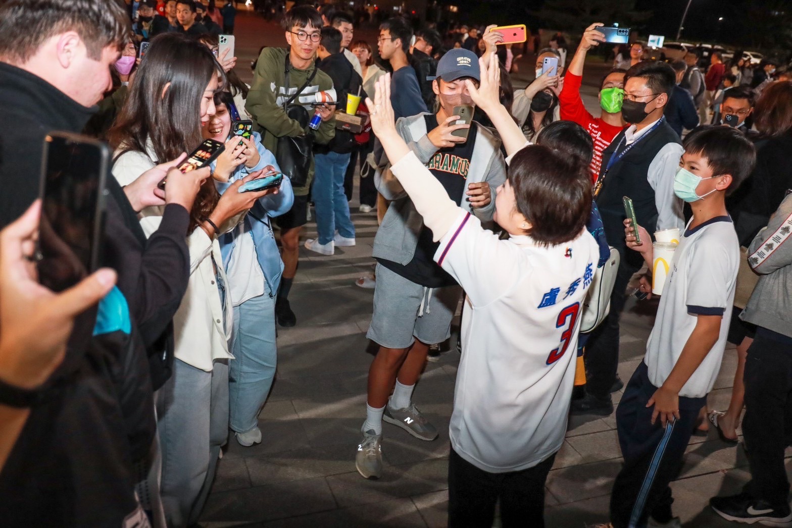 WBC中華隊首勝！ 中市府前廣場球迷同看直播熱血加油 - https://www.watchmedia01.com