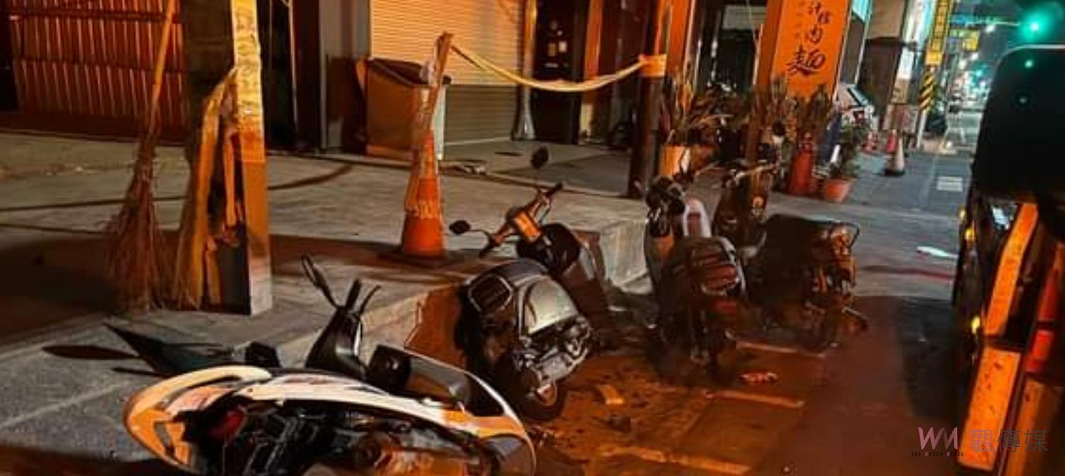 變換車道不慎　BMW橫掃整排機車再撞電桿 - https://www.watchmedia01.com