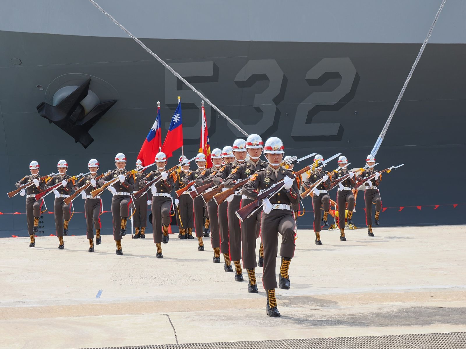 700人敦睦艦隊環島遠訓抵澎湖測天島基地 民眾爭相一睹國軍艦艇英姿 - https://www.watchmedia01.com