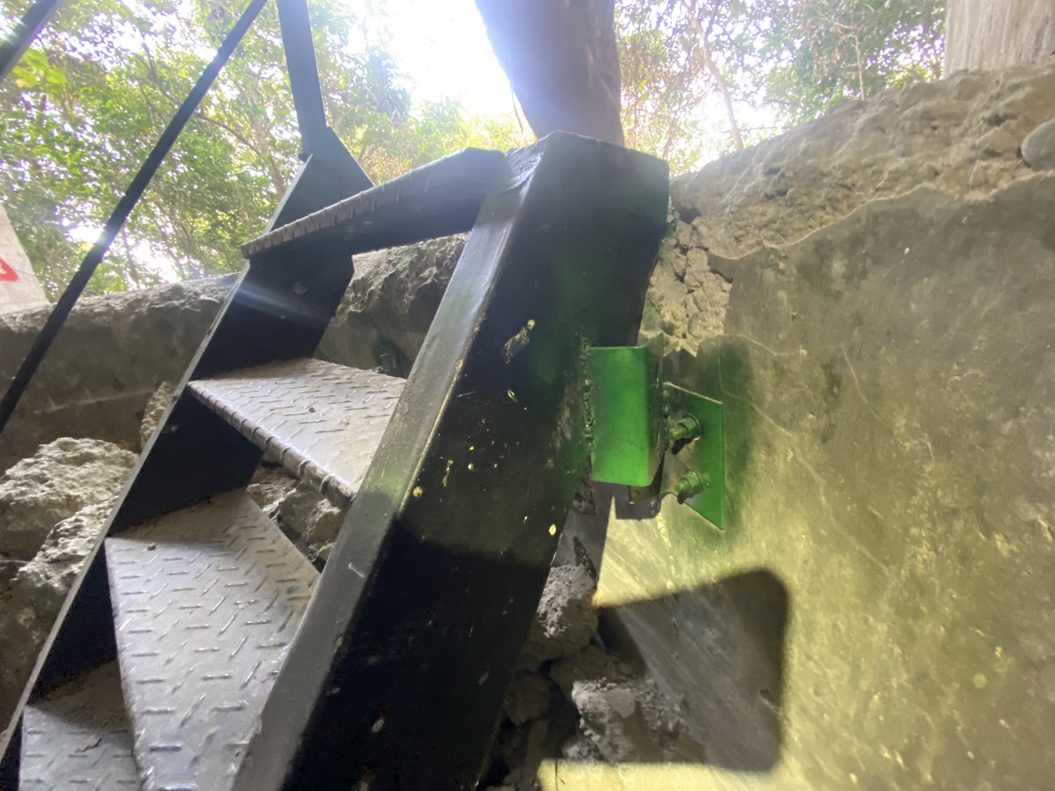 高雄「砲穹窖」毀了！牆遭鑽洞製鐵梯、噴紅漆　舊城協會撻伐：失德行為！主管機關應徹查開罰 - https://www.watchmedia01.com