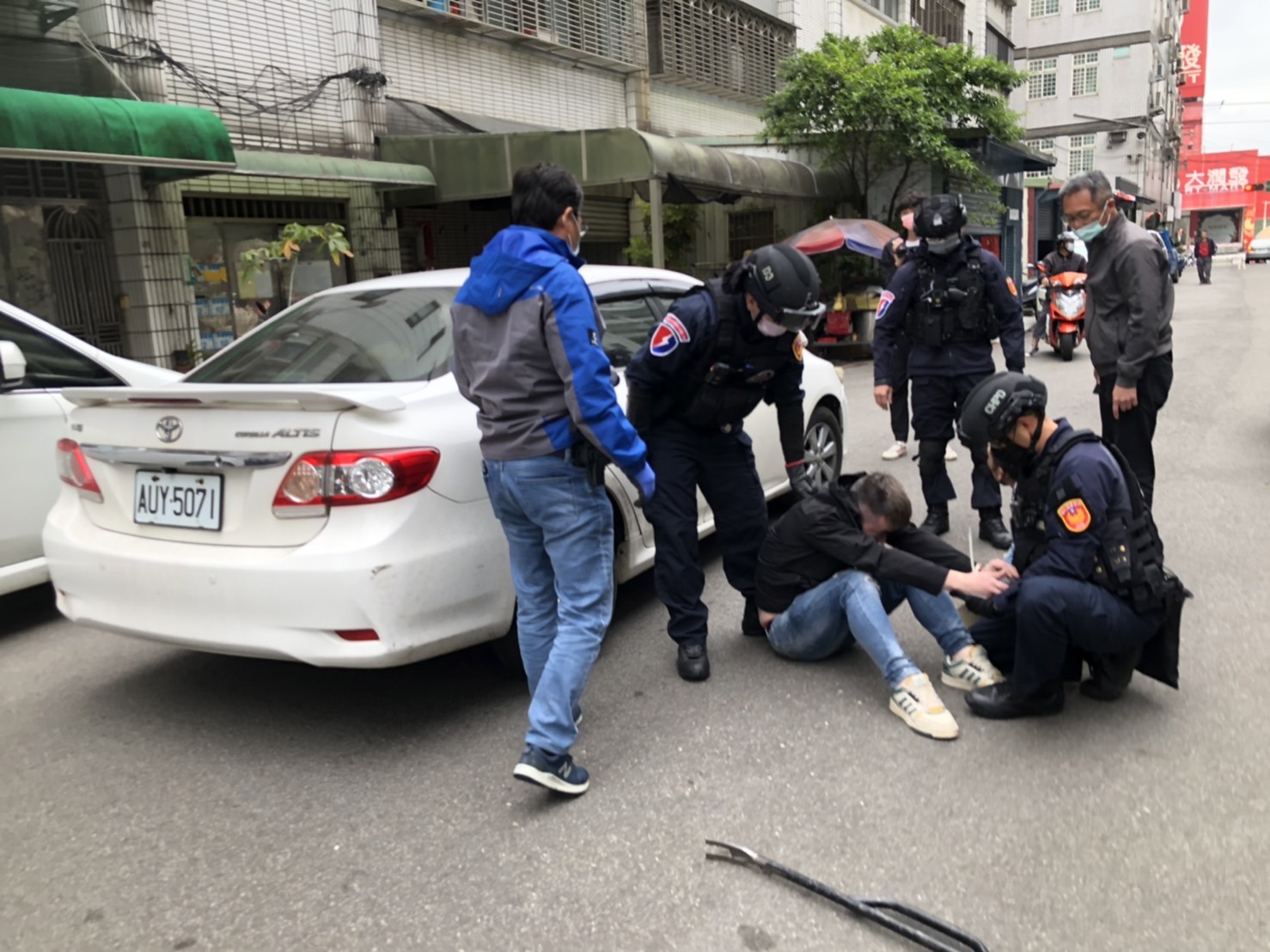 影／黑幫家族涉販毒　彰警刑大溯源至桃園逮5人2人收押 - https://www.watchmedia01.com