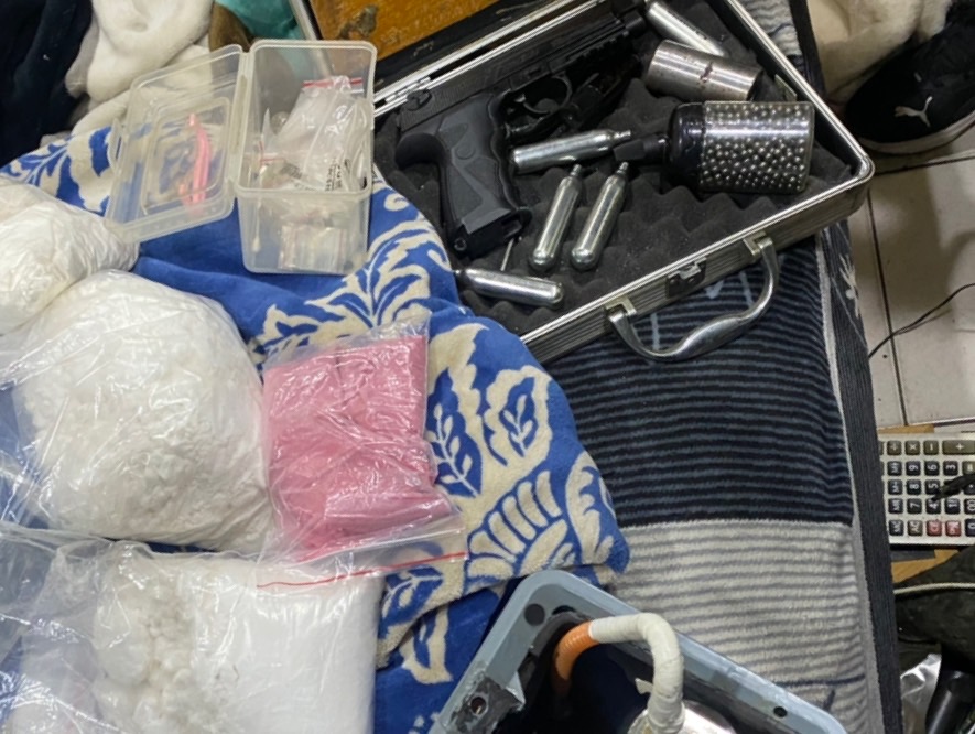 影／黑幫家族涉販毒　彰警刑大溯源至桃園逮5人2人收押 - https://www.watchmedia01.com