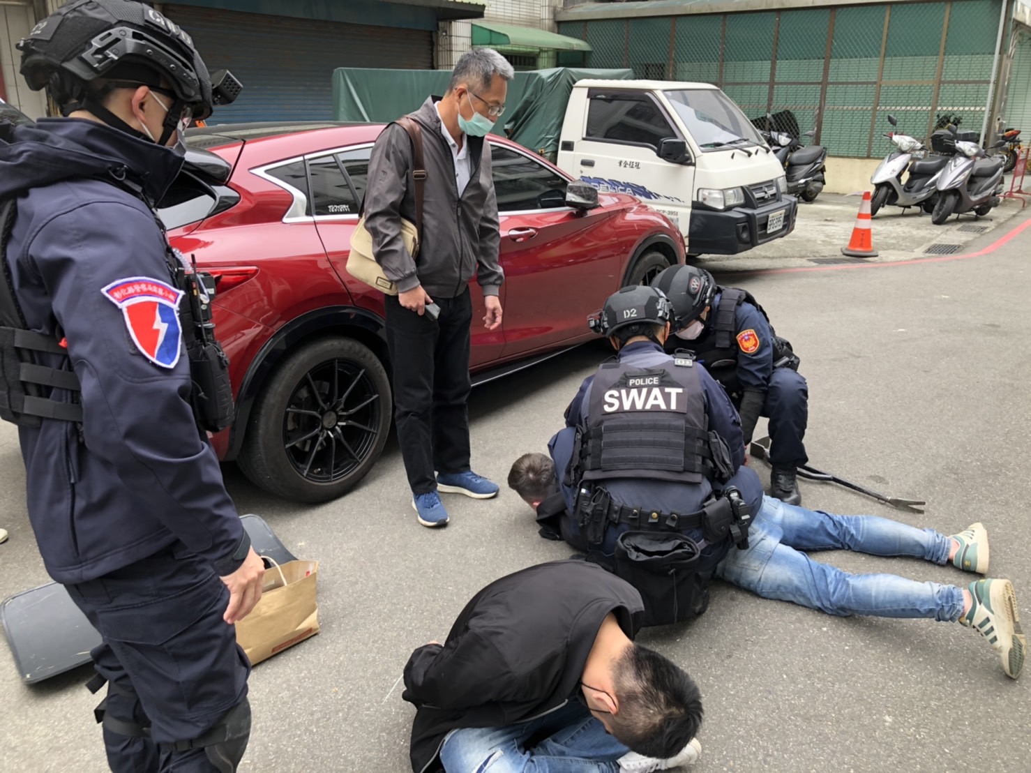 影／黑幫家族涉販毒　彰警刑大溯源至桃園逮5人2人收押 - https://www.watchmedia01.com