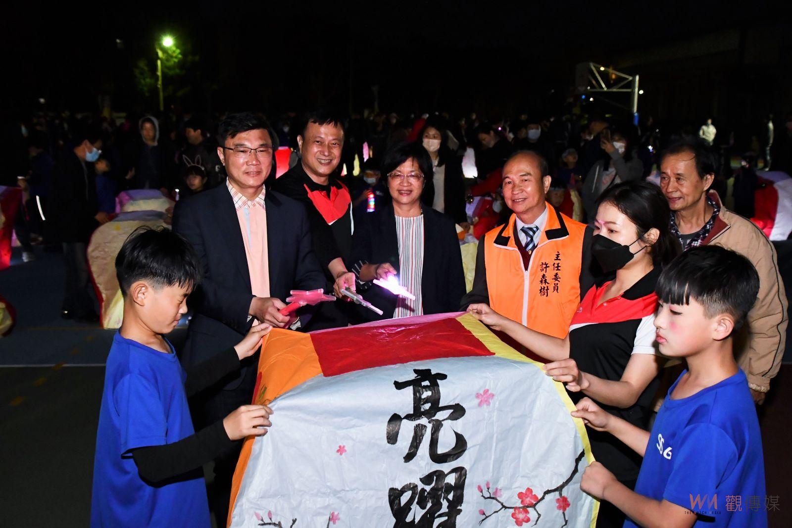 新興國小一甲子校慶　點亮祈願天燈　慶運動場PU跑道啟用 - https://www.watchmedia01.com