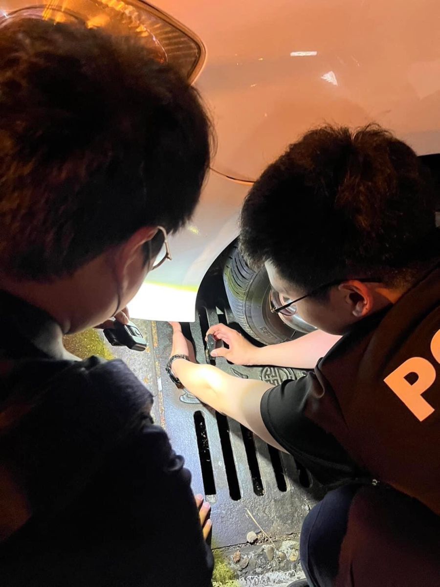 遠嫁美國婦人買晚餐車鑰匙掉水溝內　三警幫「吸」出來PO文讚 - https://www.watchmedia01.com